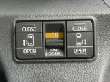 【両側パワースライドドア】スマートキーや運転席のスイッチで後席両側スライドドアの開閉が可能♪電動だから力を入れてドアを開ける必要が無く、小さなお子様でも簡単に開け閉めでき快適です♪