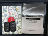 スマートキーは鍵をバッグに入れたままでもドアロックの開閉やエンジンのON・OFFができます。夜間や雨の日も鍵を探さなくて良いので便利です。