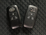スマートキーを装備しています☆カギをカバンやポケットに入れて頂いた状態でドアロックの開閉やエンジンスタートをして頂けますよ!とても便利な装備です!