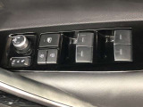 パワーウィンドのスイッチです。運転席に座りながら、助手席や後席の窓を開け閉めできるので大変便利ですよ。