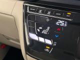 【オートエアコン】一度お好みの温度に設定すれば、車内の温度を検知し風量や温度を自動で調整。暑い&hellip;寒い&hellip;と何度もスイッチ操作をする必要はありません。快適な車内空間には必須の機能ですね♪
