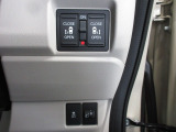 両側電動スライドドア。荷物で手が塞がる時など簡単にドアの開閉が出来ます。何より力いらずで開閉OK。女性やお年寄りにも優しい。電動機能はOFFにもできますから元気なお子様の駆け出しも安心。