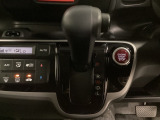 CVT車のセレクトレバーです。低速から高速まで、変速ショックのないスムーズな走りを実現するとともに、エンジン効率のよい領域を維持することで燃費にも貢献します。