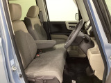 女性でも運転がしやすいように、シートの高さ調整機能(シートリフター)がついています。運転席と助手席の間が空いている為、助手席側への移動がスムーズです。交通量の多い道でも助手席側から乗り降りができます。