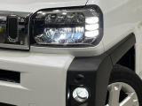 【LEDヘッドライト】悪天候や夜間走行時も良好な視界を確保し安心して運転できる高輝度LEDヘッドライトを装備!点灯速度が早く、消費電力も抑えられています。