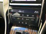 【オートエアコン】一度お好みの温度に設定すれば、車内の温度を検知し風量や温度を自動で調整。暑い&hellip;寒い&hellip;と何度もスイッチ操作をする必要はありません。快適な車内空間には必須の機能ですね♪