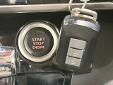 【スマートキー】カバンやポケットに入れたままでもドアの施錠・解錠が可能なスマートキーを装備。エンジンのオン・オフ時もカギを取り出す必要が無いからとっても便利です♪