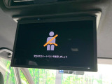 【14型有機ELフリップダウン】三列目からでも迫力のエンタメが観れる大画面フリップダウン。有機ELのモニターでは、一般的なフリップダウンよりも高コントラストでキレイな映像を楽しめます。