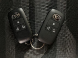 スマートキーを装備しています☆カギをカバンやポケットに入れて頂いた状態でドアロックの開閉やエンジンスタートをして頂けますよ!とても便利な装備です!