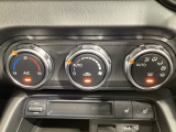 空調スイッチ類は最近流行のタッチパネル式ではなく、運転中でも直感的に操作できるダイヤル式を採用しております。