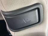 助手席は右側にもリクライニングレバーがあり、運転席からのリクライニング調整が可能です。