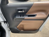 パワーウィンドウ装備です。運転席はオートになっているので、ワンタッチ開閉することが出来ます。