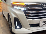 【LEDヘッドライト】悪天候や夜間走行時も良好な視界を確保し安心して運転できる高輝度LEDヘッドライトを装備!点灯速度が早く、消費電力も抑えられています。