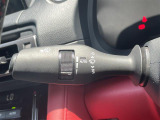 【オートワイパー(AUTO)】雨が降り出した時に、雨滴検出用センサー(レインセンサー)が雨滴を感知すると、自動でワイパーが動作します。
