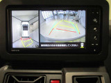 パノラミックビューモニター付きです。車両を上から見たような映像をディスプレイ画面上に表示。運転席からの目視だけでは見にくい、車両周辺の状況をリアルタイムでしっかり確認できます。