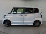 両側パワースライドドア付きだから、狭い駐車スペースなどでの 乗り降りラクラク!小さなお子さまのいるご家庭には嬉しい装備。