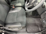 運転席シート足元です。