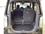 後席は分割可倒式で、用途に合わせてアレンジ可能。荷物の量や乗車人数に応じて柔軟に使える便利なシートです。