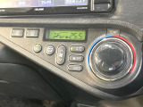 【オートエアコン】一度お好みの温度に設定すれば、車内の温度を検知し風量や温度を自動で調整。暑い&hellip;寒い&hellip;と何度もスイッチ操作をする必要はありません。快適な車内空間には必須の機能ですね♪