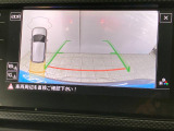 ギアをリバースに入れると車両後方の映像を映し出します。画面にはガイドラインが表示され、車庫入れや縦列駐車などの際に安全確認をサポートします。