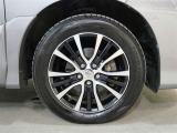 タイヤサイズは215/60R17になります。純正17インチアルミホイールです。