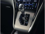 スマートキー付きです。スマートキーとは鍵を車に差し込まなくても、ドアノブを触ったりするだけで、ドアロックを解錠できます。これが凄く便利なんですよ。