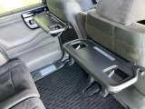折りたたみ式のシートバックテーブルは限られた空間を有効活用。車内の家族時間をもっと快適に。休憩時のちょっとした小物置に使える、前席背面の格納式テーブルが付いています。