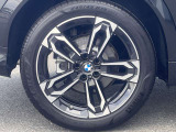 【BMWアロイホイル】軽量かつ強度に拘ったアロイホイル。走行性能ポテンシャルを引き出す設計。車の足元を引き締めてくれる大きなポイントはアロイホイルです。