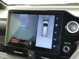 パノラミックビューモニターを装備。駐車場や交差点でクルマを真上から見るように周囲を確認できます。機能の詳細は販売店スタッフまでおたずねください。