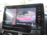 車を上から見下ろしているかのような映像で周囲の状況を確認できるアラウンドビューモニター。狭い駐車場や駐車が苦手な方でも安心。