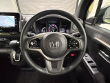 ハンドルにHondaセンシング系のクルーズコントロールやレーンキープアシストなどのスイッチと、オーディオの操作スイッチが装備されています。ハンドルから手を離さず安全に操作できます。