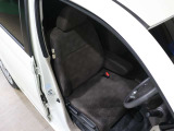 程よい硬さとホールド性が高いシートで長時間運転も快適です。