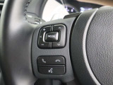 ハンドルから手を離す事なく、オーディオを操作する事が出来るステアリングスイッチ。視線の動きが少なく安全性も上がります。