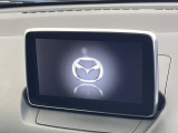 【マツダコネクトナビ】車内の雰囲気にマッチした一体型タイプのナビ。各種車輌設定やBluetooth再生等、様々な機能が楽しめます。直感的なダイヤル操作が可能で、使い勝手も良好です。