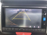【バックカメラ】運転が苦手な方も車庫入れラクラク。ギアをリバースに入れれば自動的に切り換わりますので、面倒な操作は不要です。狭い駐車場も大切なお車を傷つけず安心です。