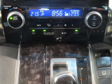 左右独立温度コントロールフルオートエアコンです。運転席、助手席それぞれで独立して温度設定ができます。冷え性の方が乗っても安心ですね♪