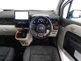 革巻きステアリングで快適な操作性の運転席です。
