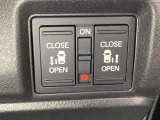 リアドアは乗り降りに便利な両側電動スライドドアです。また運転席に座っていながらスイッチ操作で自在にスライドドアを開け閉めできます。