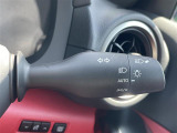 【オートライト(AUTO)】外の明るさをシステムが感知して、自動でヘッドライトが点灯します。ヘッドライトをつけ忘れを防ぐ便利機能です。