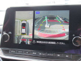 車を上から見下ろしているかのような映像で周囲の状況を確認できるアラウンドビューモニター。狭い駐車場や駐車が苦手な方でも安心。