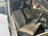 運転席まわりです。運転席からの視界が左右に広く隅々まではっきりと見渡せます!クルマの前端も把握しやすく安心して運転できます!
