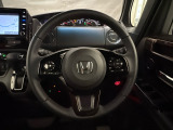 ハンドルにHondaセンシング系のクルーズコントロールやレーンキープアシストなどのスイッチと、オーディオの操作スイッチが装備されています。ハンドルから手を離さず安全に操作できます。