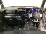 車内は光触媒抗菌消臭施工済です。スタイリッシュなデザインでスポーティなインパネ周りを演出します。グローブボックスやカップホルダーのほかにトレーなどたくさんの収納スペースが付いています。