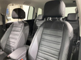 無段階調整式パワーシート 正しい乗車姿勢によって運転のしやすさと、万が一の際に乗員保護能力を最大限に高めます。
