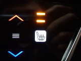 運転席と助手席には、【シートヒーター】が装備されています。温度調整も切り替えができお好みの設定で快適なドライブを楽しめます。腰から下が暖まると、暖房よりも体があったまりますよ。