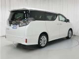 バックカメラが付いているので後方確認が非常にしやすいです。今や運転初心者も熟練者も必須装備!ついていて損はないですね♪