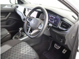 ★日本車の場合ウインカーレバーはステアリングコラムの右側です。しかしフォルクスワーゲンは右ハンドル車でもウインカーレバーが左側についています。これは国際的基準な規格に即ったものです。