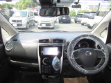 運転席からの視界が広く運転がしやすいので男女共に人気のインテリアになっています!