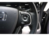 Hondaセンシングの機能のひとつ、アダプティブクルーズコントロール付!アクセルから足を離しても設定したスピードと前車との車間を保ち走行してくれます!車線維持もアシスト☆高速道路で疲労軽減ですね☆
