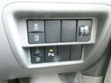 エマージェンシーブレーキや車線逸脱警報、横滑り防止装置などの安全装備のスイッチを運転席右側に集中して配置しております